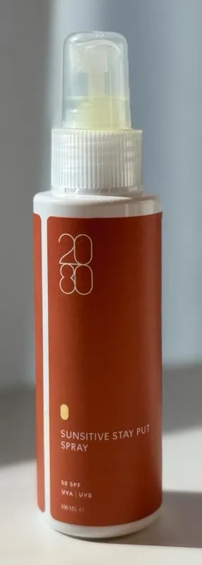 SUNSITIVE STAY PUT SPRAY ספריי הגנה מהשמש